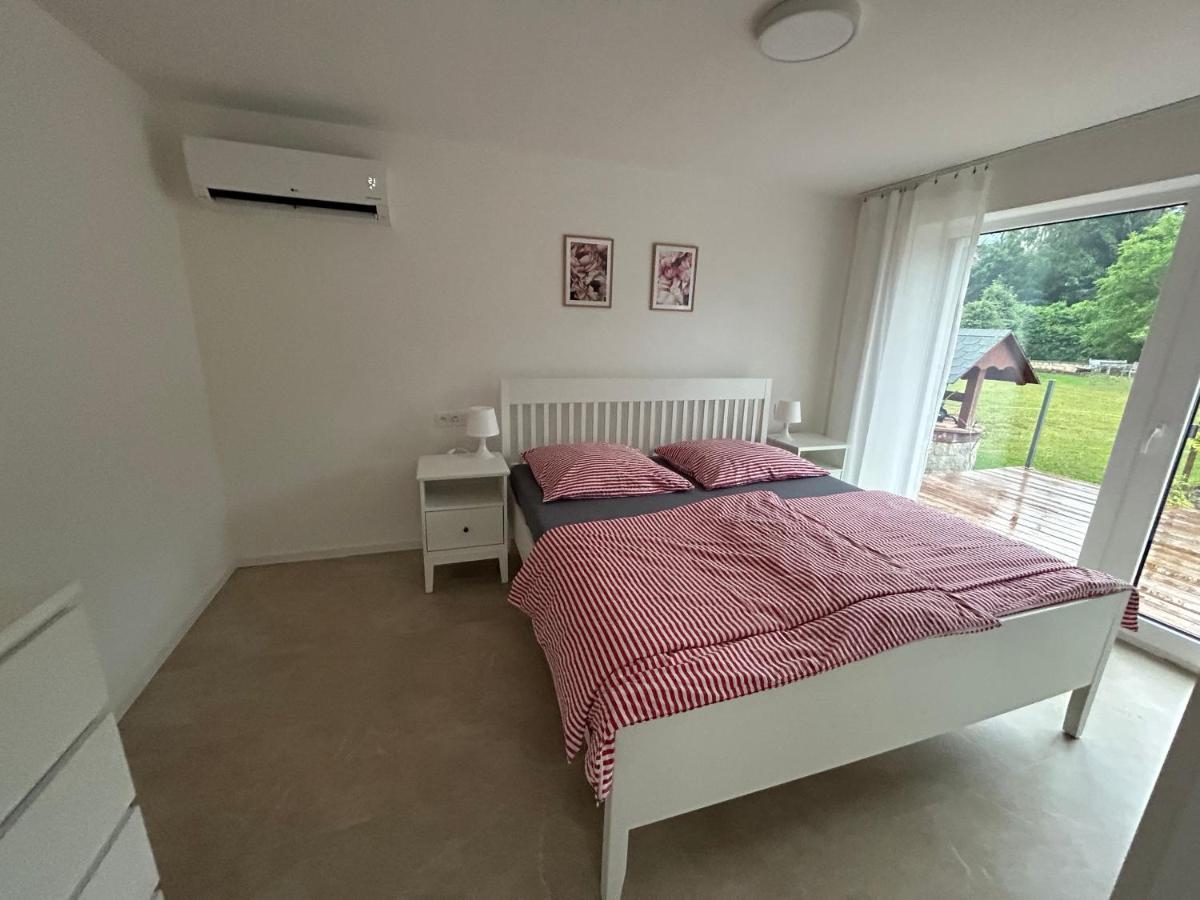 Red Travel Apartment Dvůr Králové nad Labem Екстериор снимка