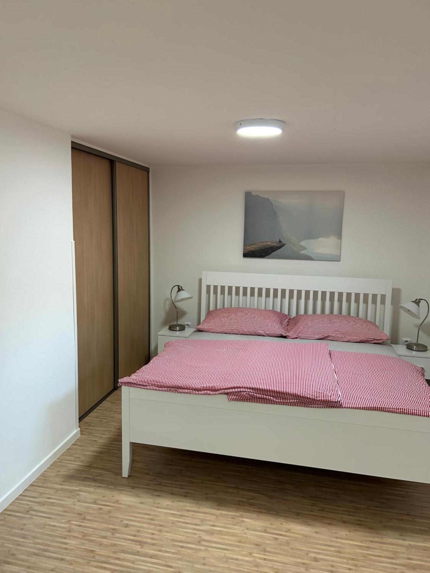 Red Travel Apartment Dvůr Králové nad Labem Екстериор снимка