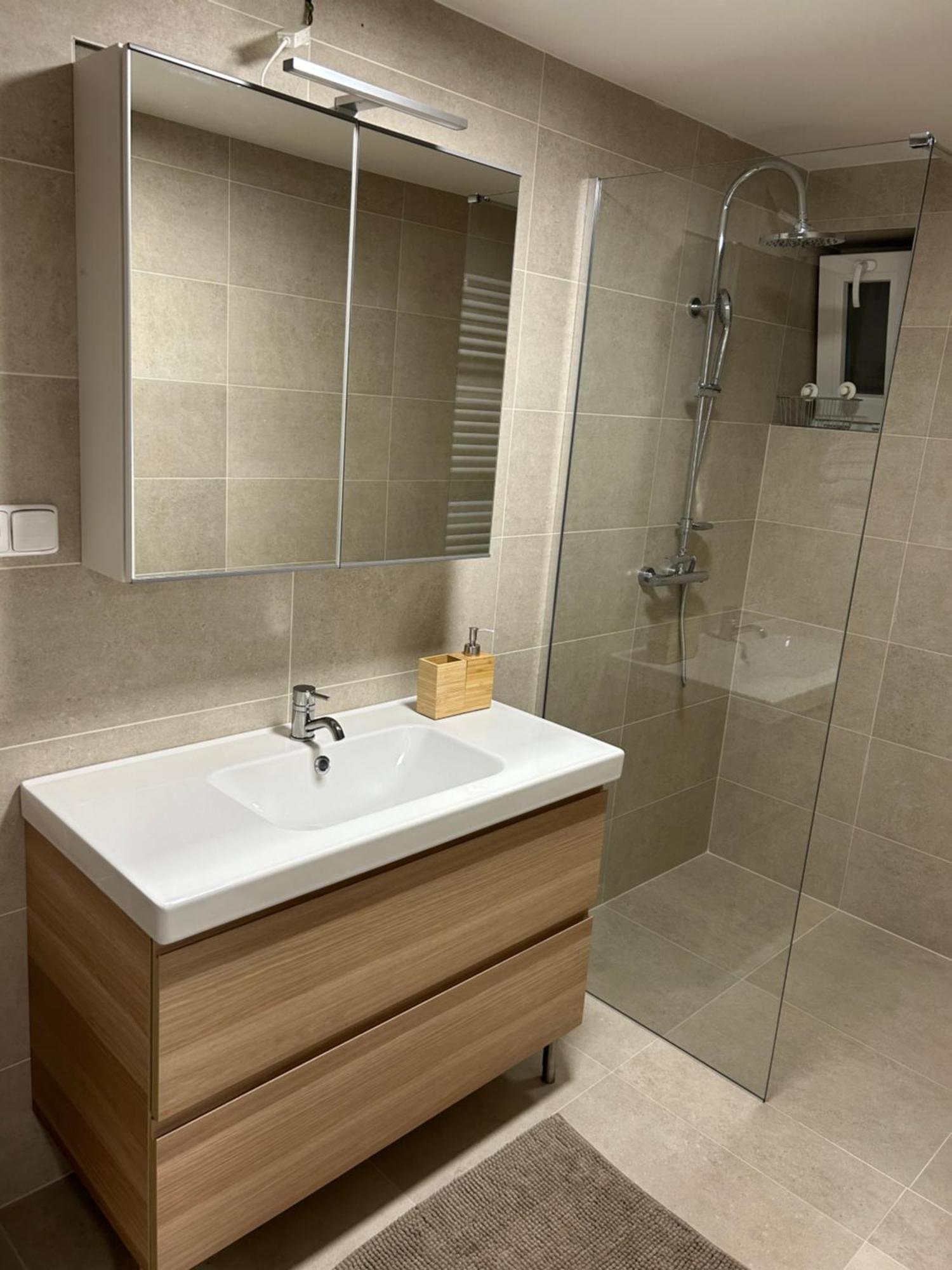 Red Travel Apartment Dvůr Králové nad Labem Екстериор снимка